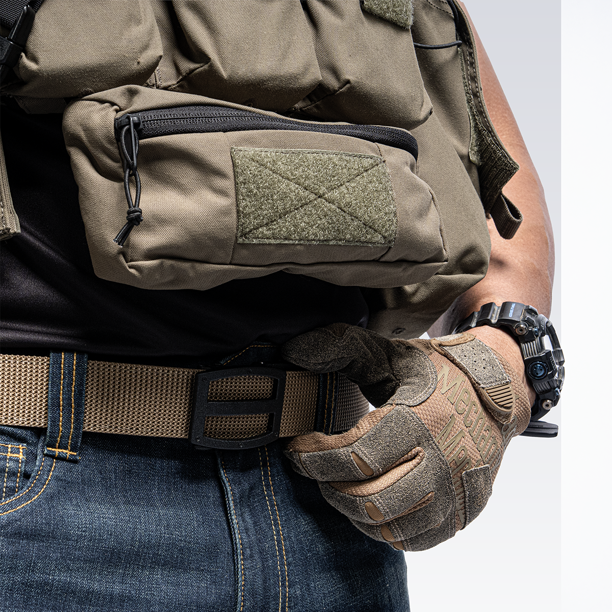 เสื้อเกราะ Plate Carrier สี Tan กระเป๋าเอนกประสงค์ Admin Pouch เข็มขัด Tactical สีเบจ ถุงมือ Tactical นาฬิกา VALOR Tactical สวมยีนส์สีฟ้า