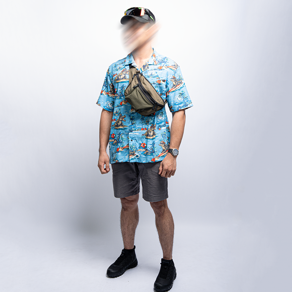 ชายสวมเสื้อฮาวายันสีฟ้าลายดอก กระเป๋า Waist Sling Bag สี Ranger Green หมวก Visor สไตล์ Lifestyle Tactical VALOR Tactical