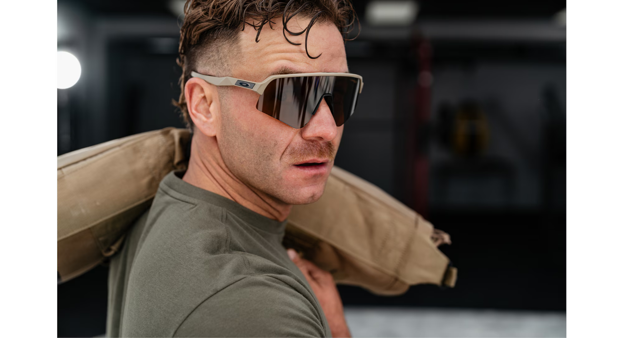 คนใส่แว่นตา OAKLEY SI รุ่น Sutro Lite Sweep Mt แว่นตาสีครีม ใส่แล้วดูเท่
