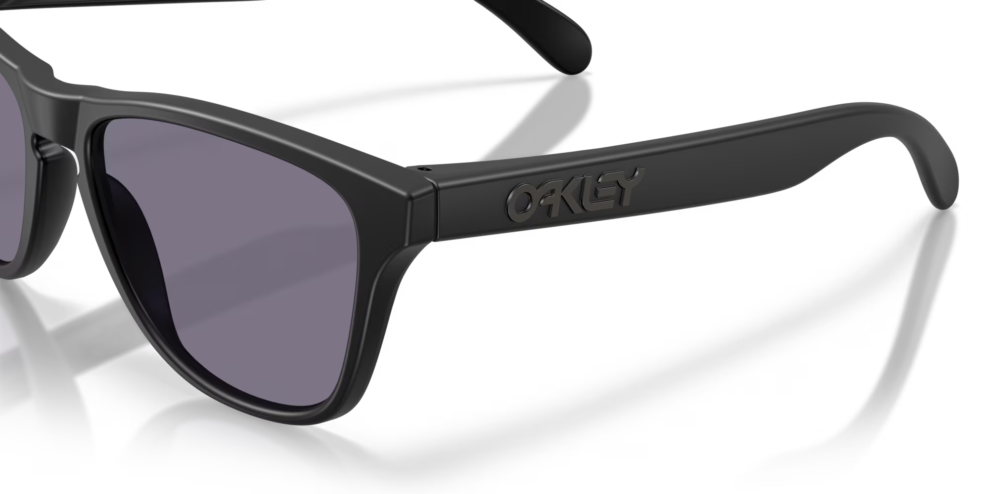 OAKLEY SI รุ่น Frogskins S Mt Blk แว่นตามาตรฐาน ทหาร เห็นโลโก้ OAKLEY ชัดเจนบริเวณขาแว่นตา