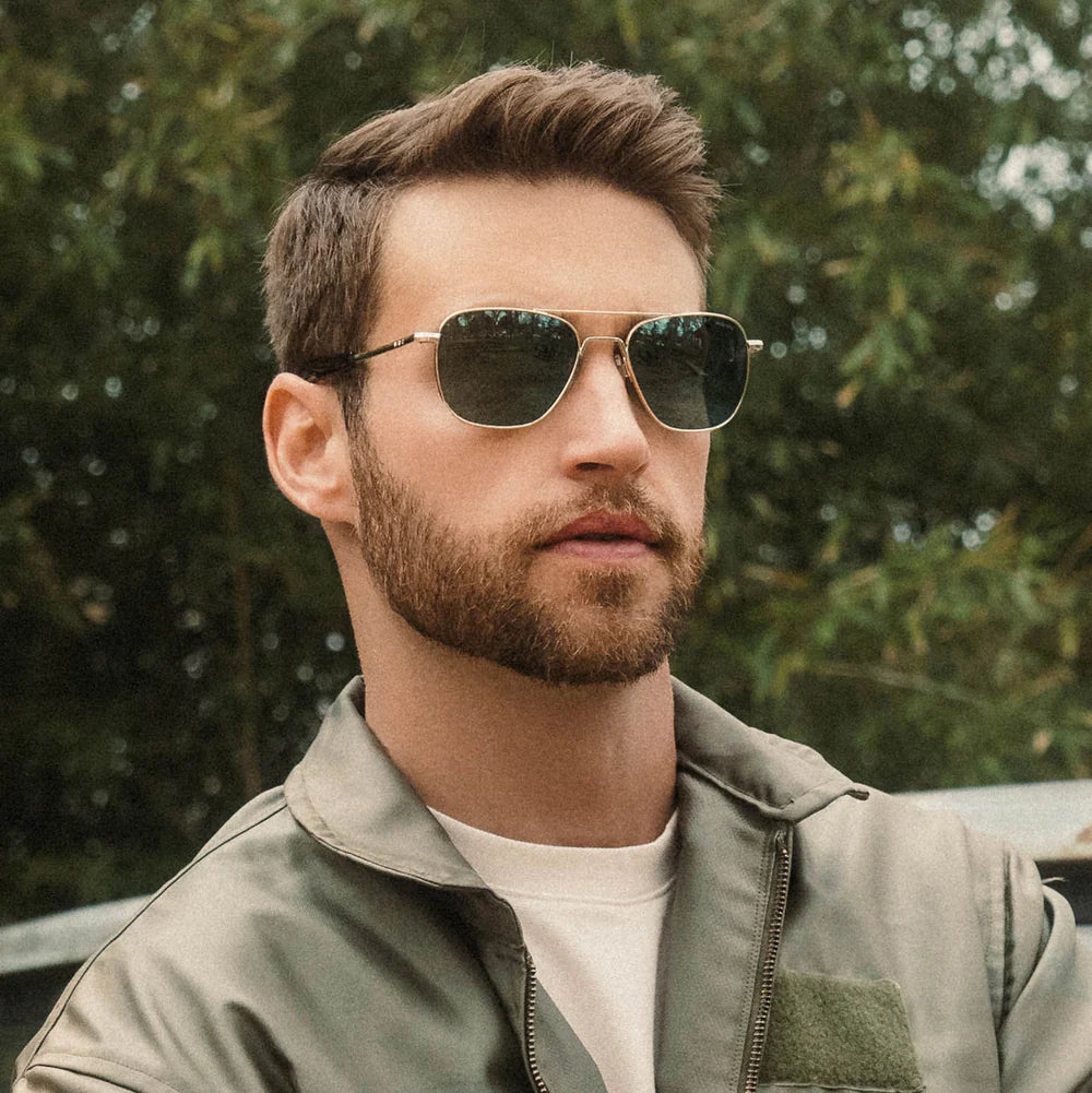 Randolph - Aviator 23k Gold & AGX ผู้ชายใส่แว่น ถ่ายรูป