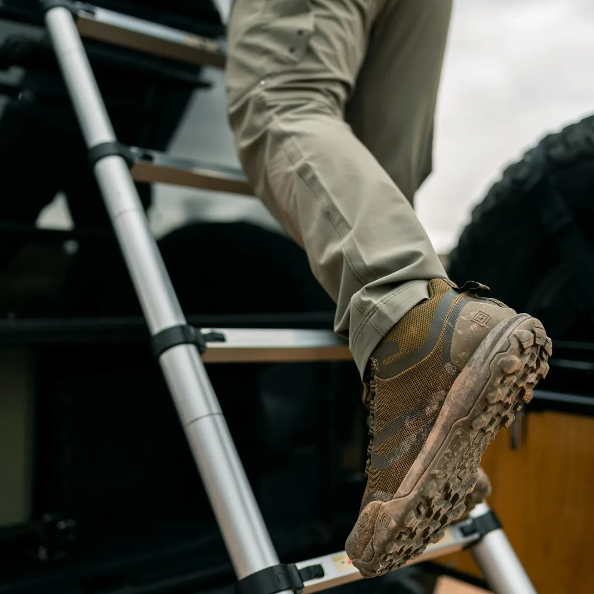 รองเท้าเดินป่า หุ้มข้อ 5.11 - A/T MID Boot ระบายอากาศ