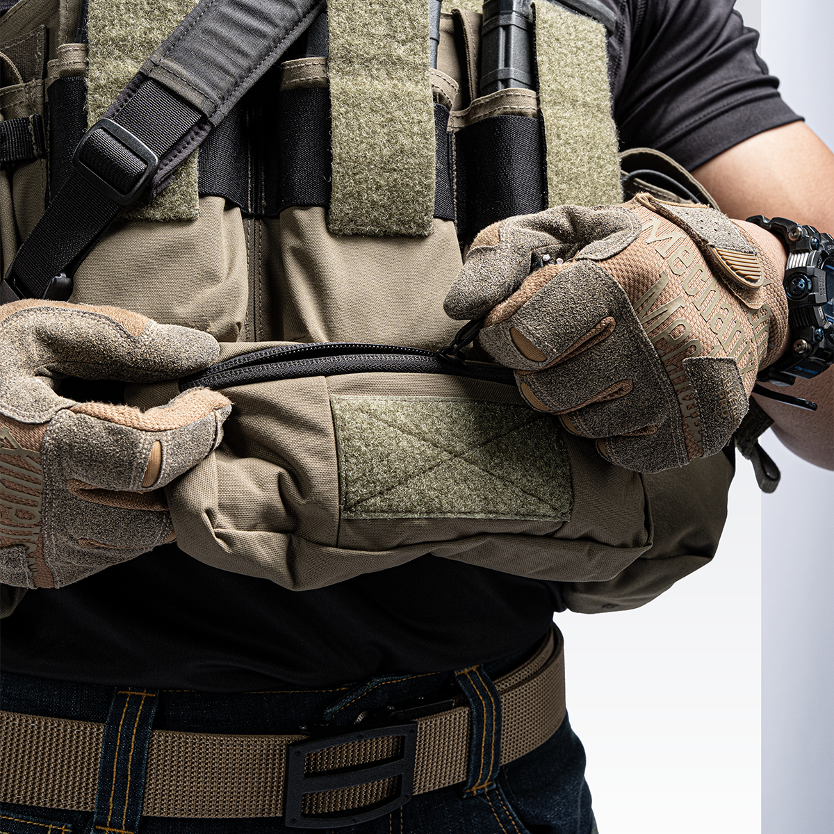 การใช้งานเสื้อเกราะ Plate Carrier มือสวมถุงมือ Tactical ดึงซิป Admin Pouch เข็มขัด Tactical Belt สีเบจ VALOR Tactical อุปกรณ์เสื้อเกราะคุณภาพสูง