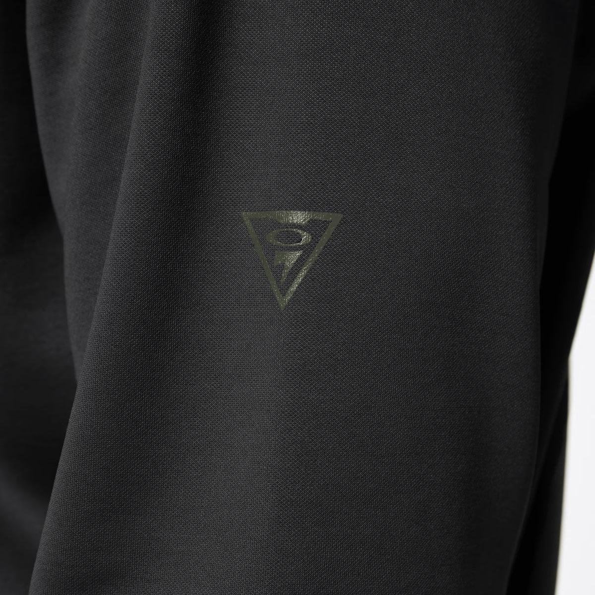 เสื้อแขนยาว OAKLEY SI รุ่น SI Tab Hoodie Shadow เห็นโลโก้ OAKLEY SI บริเวณแขนเสื้อ