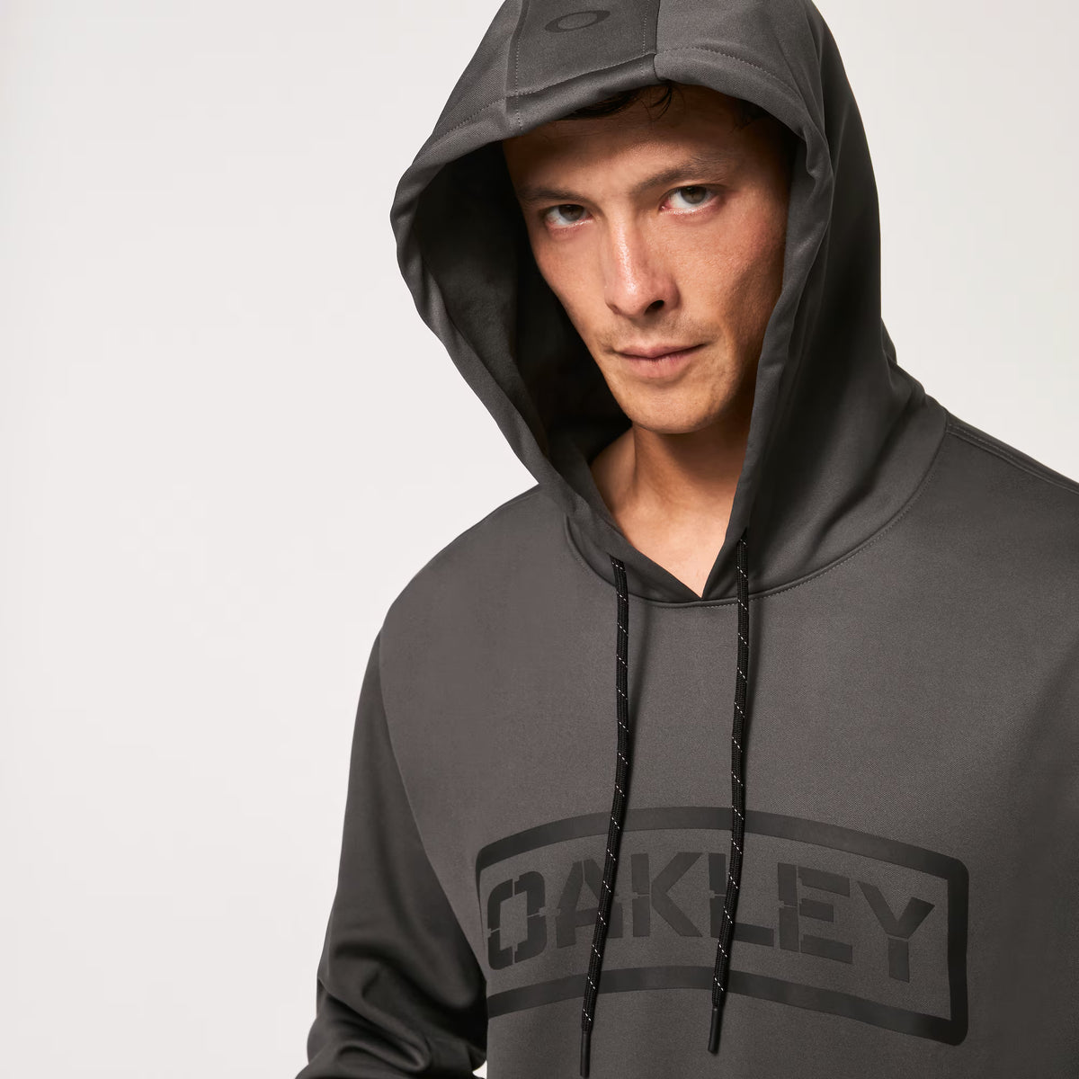 เสื้อ OAKLEY SI นายแบบใส่ชุด ฮูด SI Tab Hoodie Shadow สีเทา