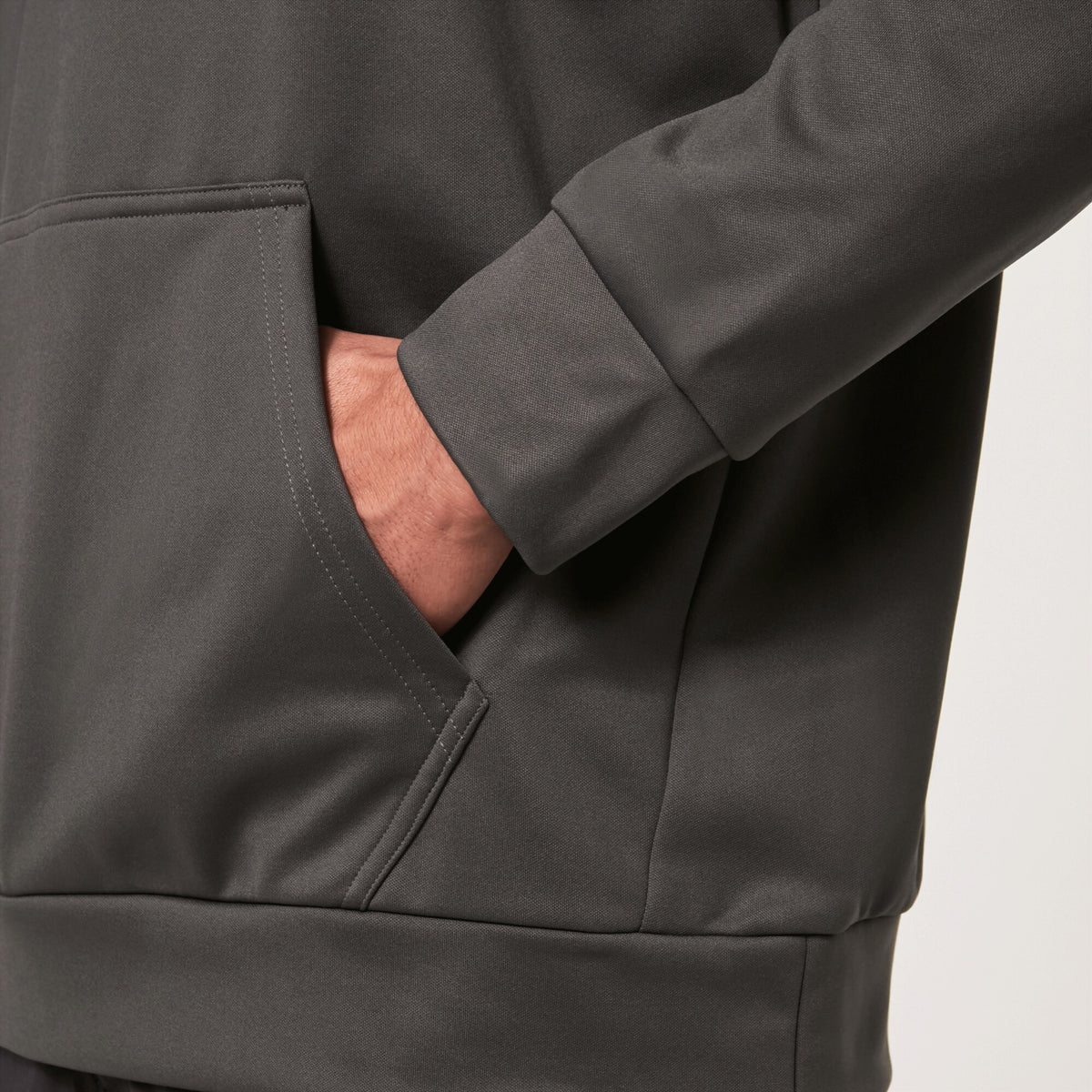 OAKLEY SI - SI Tab Hoodie Shadow ภาพเห็นมือนายแบบกำลังล้วงเข้าไปในกะรเป๋าเสื้อ