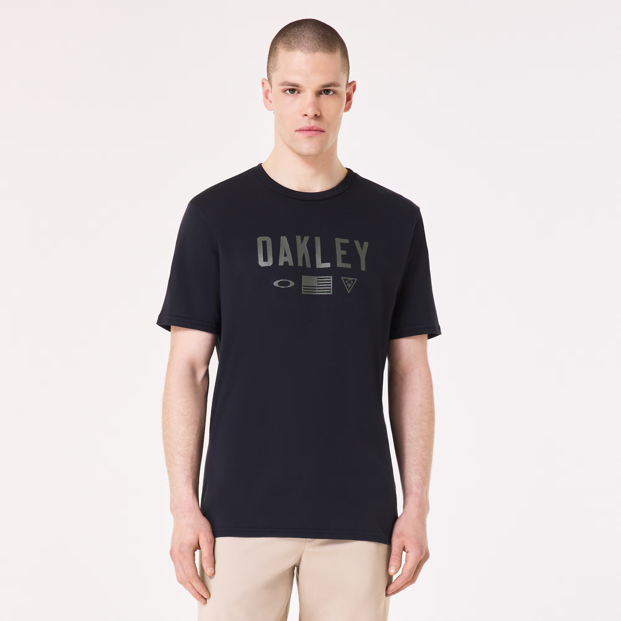 Oakley เสื้อพิมพ์ลาย SI Shadow Flag นายแบบส่เสื้อ