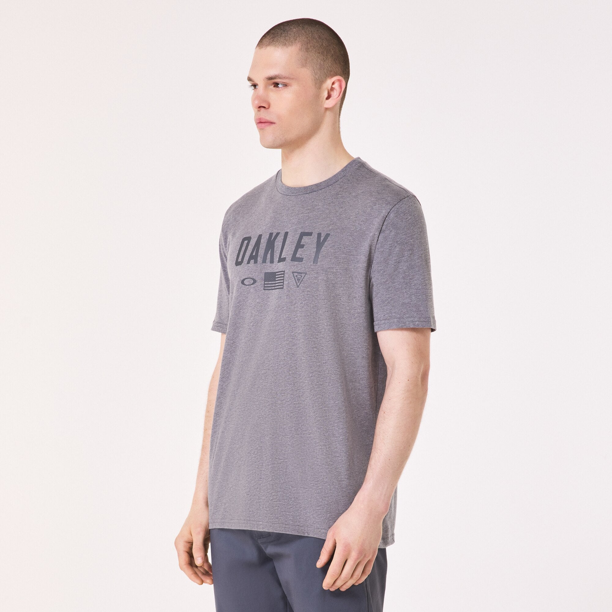 นายแบบใส่เสื้อ Oakley รุ่น SI Shadow Flag