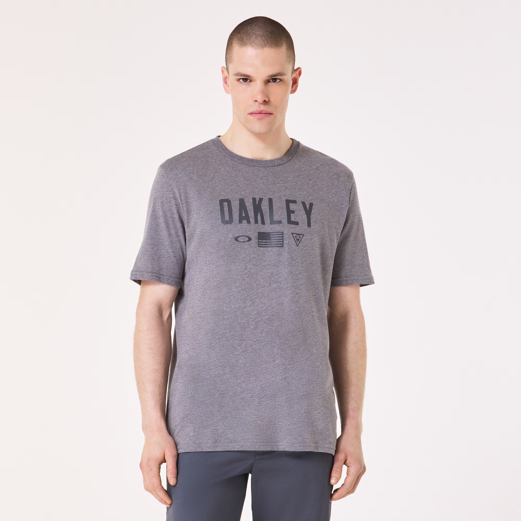 Oakley รุ่น SI Shadow Flag นายแบบใส่เสื้อเห็น ด้านหน้าหมดเลย