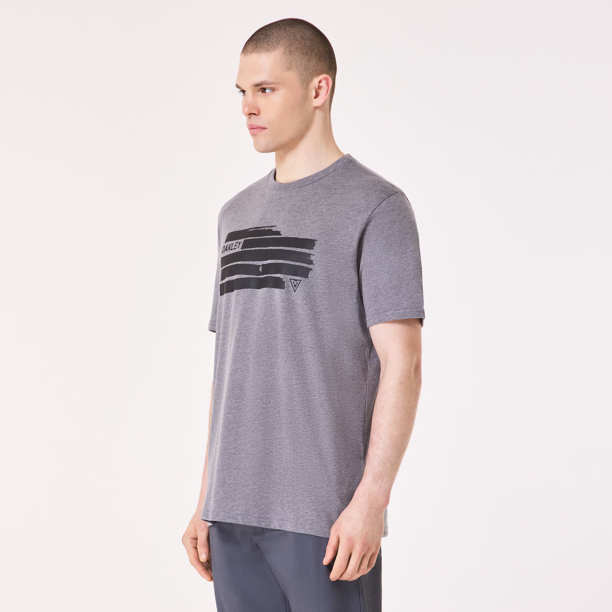 นายแบบใส่เสื้อ เสื้อ Oakley รุ่น SI Shadow Flag เห็นภาพชัดเจน