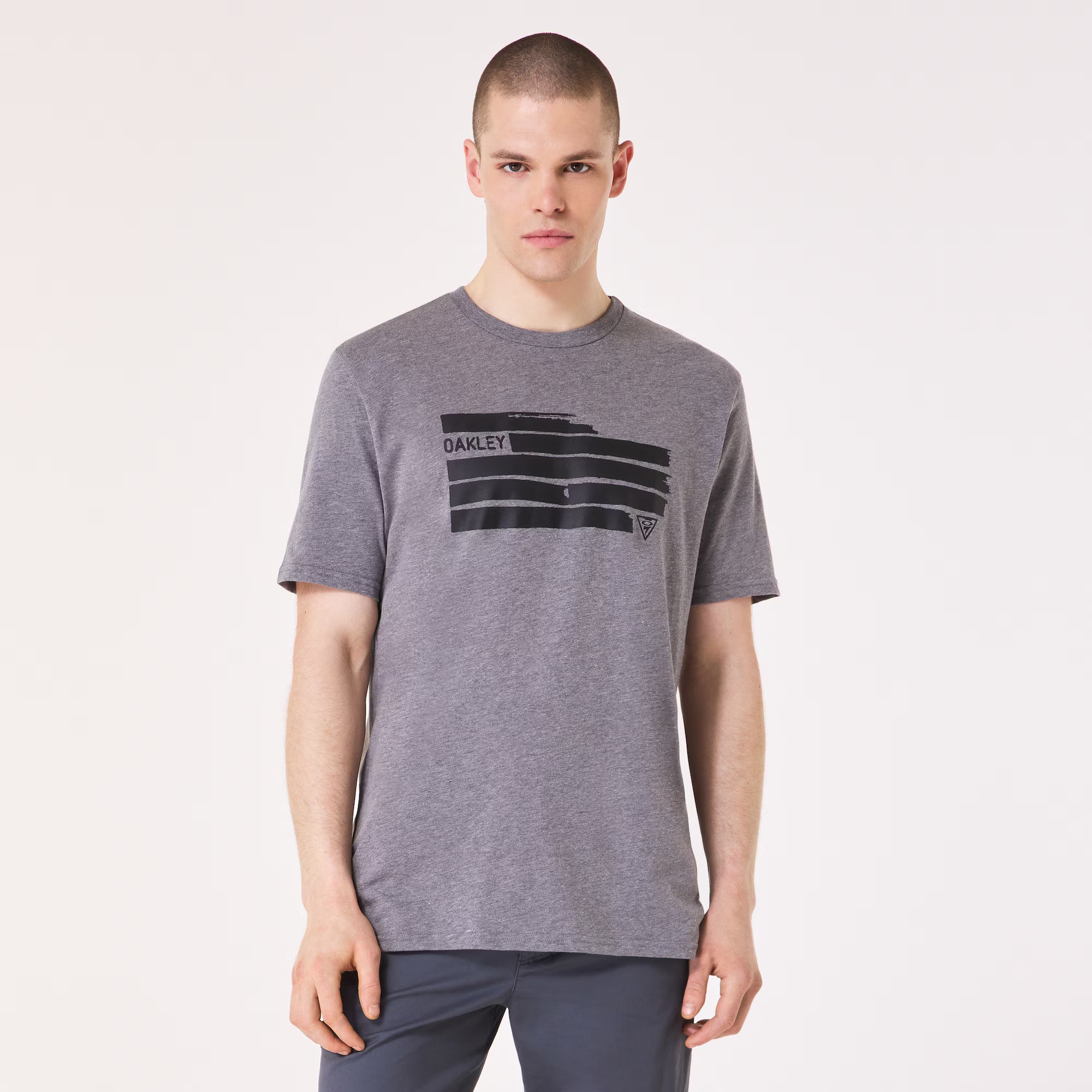 ภาพนายแบบใส่เสื้อ Oakley รุ่น SI Shadow Flag ด้านหน้าเห็นภาพชัดเจน
