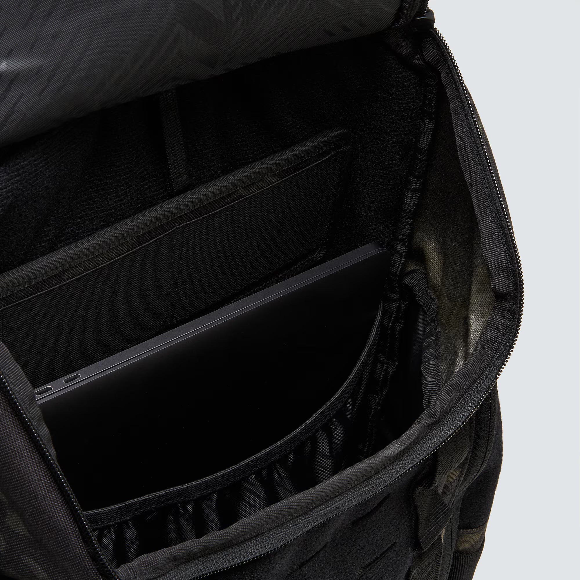 Oakley LINK PACK MILTAC 2.0 กระเป๋า เดินป่าใส่โน๊บุ๊คได้