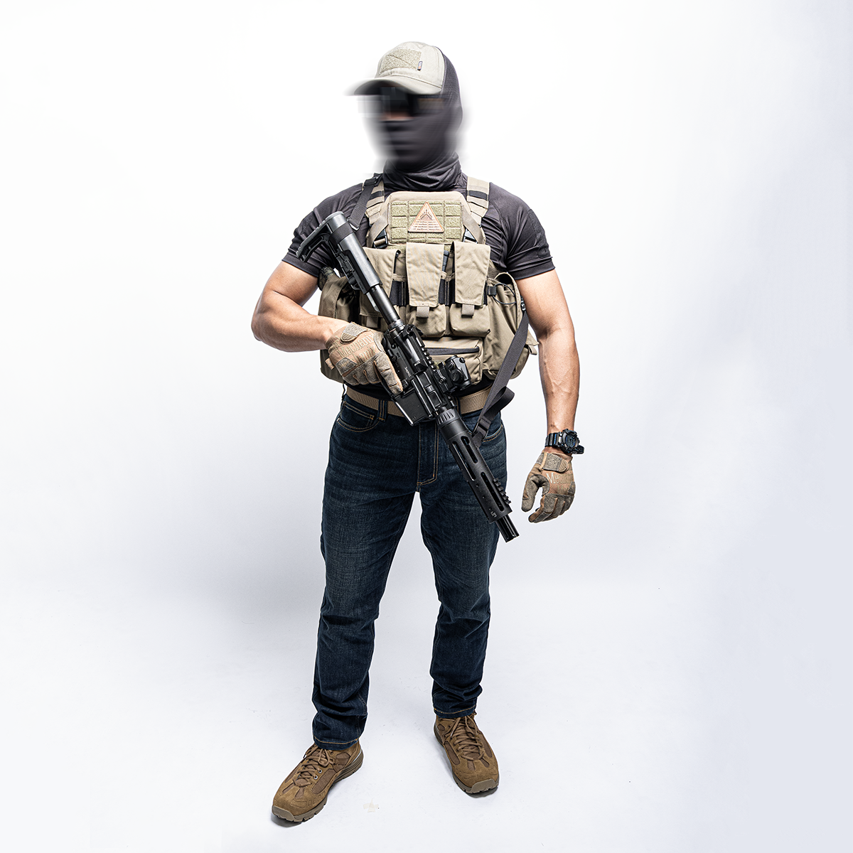 นักยุทธวิธีเต็มตัว สวมเสื้อเกราะ Plate Carrier สี Tan VALOR Tactical ถือปืนยาว สวมผ้าคลุมหัว+หมวก ถุงมือ Tactical รองเท้า Tactical Boots สีน้ำตาล