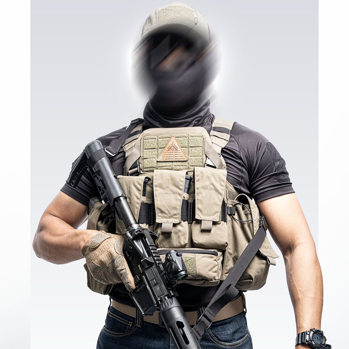 นักยุทธวิธีสวมเสื้อเกราะ Plate Carrier สี Tan ถือปืนยาว Rifle สวมผ้าคลุมหัว Balaclava หมวก Cap VALOR Tactical สวมถุงมือและนาฬิกา อุปกรณ์เสื้อเกราะสำหรับ Airsoft