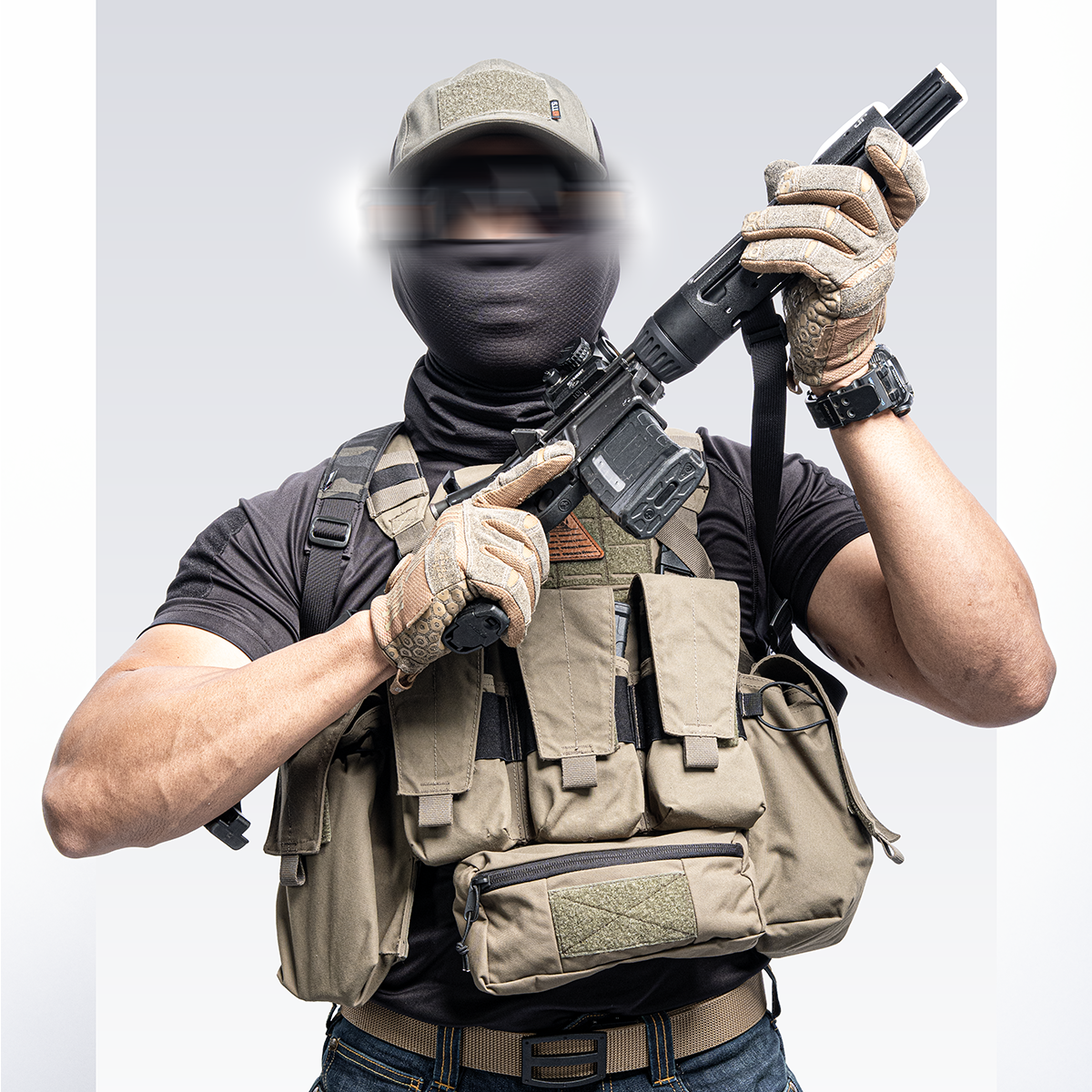 นักยุทธวิธีสวมเสื้อเกราะ Plate Carrier ถือปืนอัตโนมัติ สวมผ้าคลุมหัว Balaclava หมวก Cap ถุงมือ Tactical VALOR Tactical สำหรับนักเล่น Airsoft และปฏิบัติการจริง