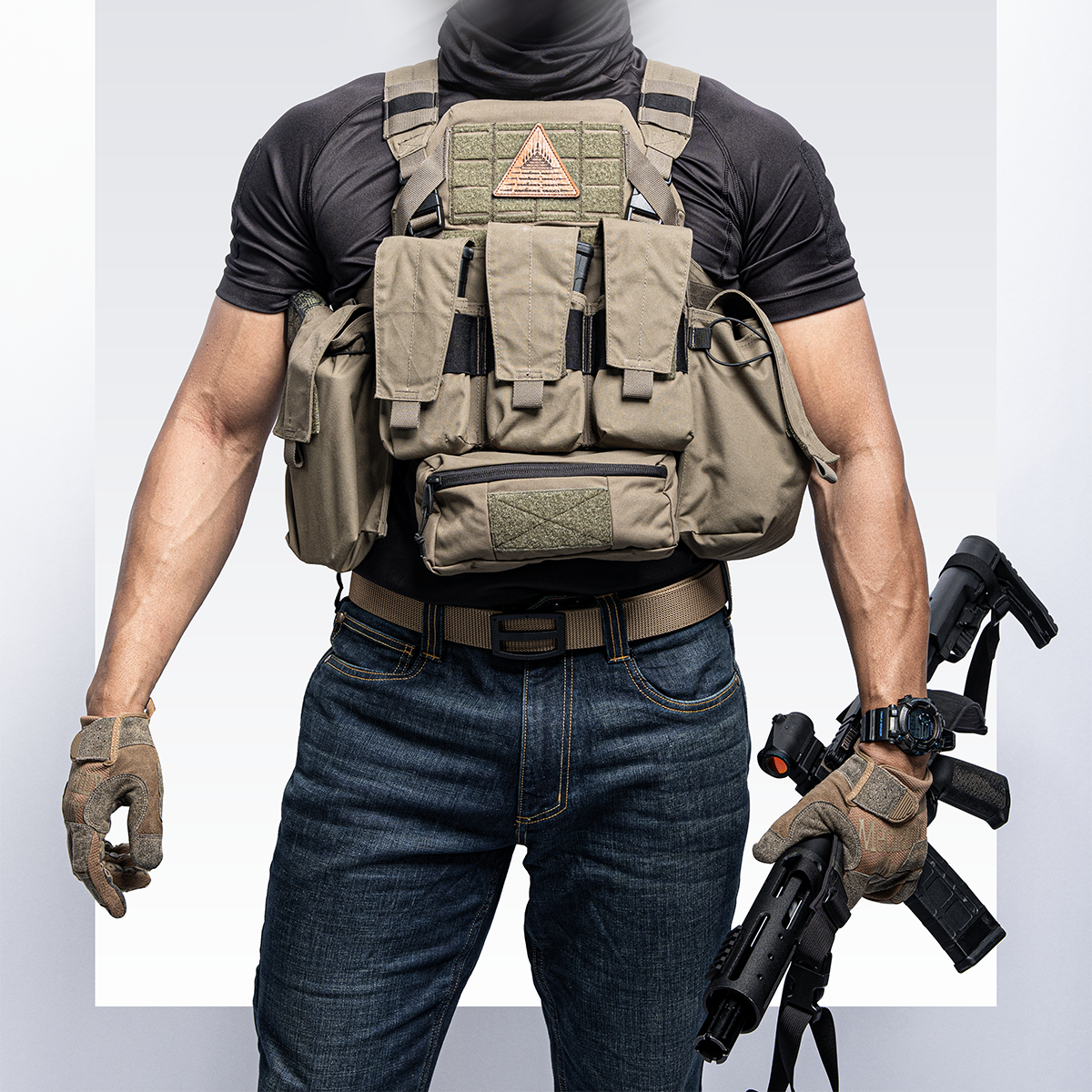 นักยุทธวิธีสวมเสื้อเกราะ Plate Carrier สี Tan ถือปืนอัตโนมัติและไฟฉาย Torch VALOR Tactical เข็มขัด Tactical ยีนส์คู่สำหรับปฏิบัติการยุทธวิธี