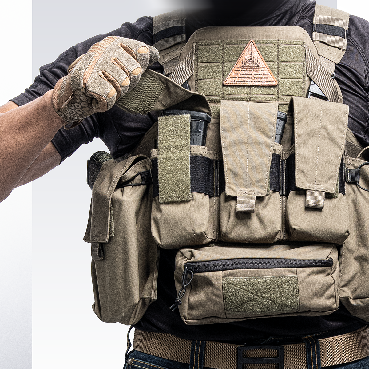 เสื้อเกราะ Plate Carrier สี Tan แพตช์โลโก้สามเหลี่ยม VALOR Tactical ซองแม็ก 3 ช่อง กระเป๋าด้านหน้า เข็มขัดธรรมชาติ อุปกรณ์ยุทธวิธีคุณภาพสูง