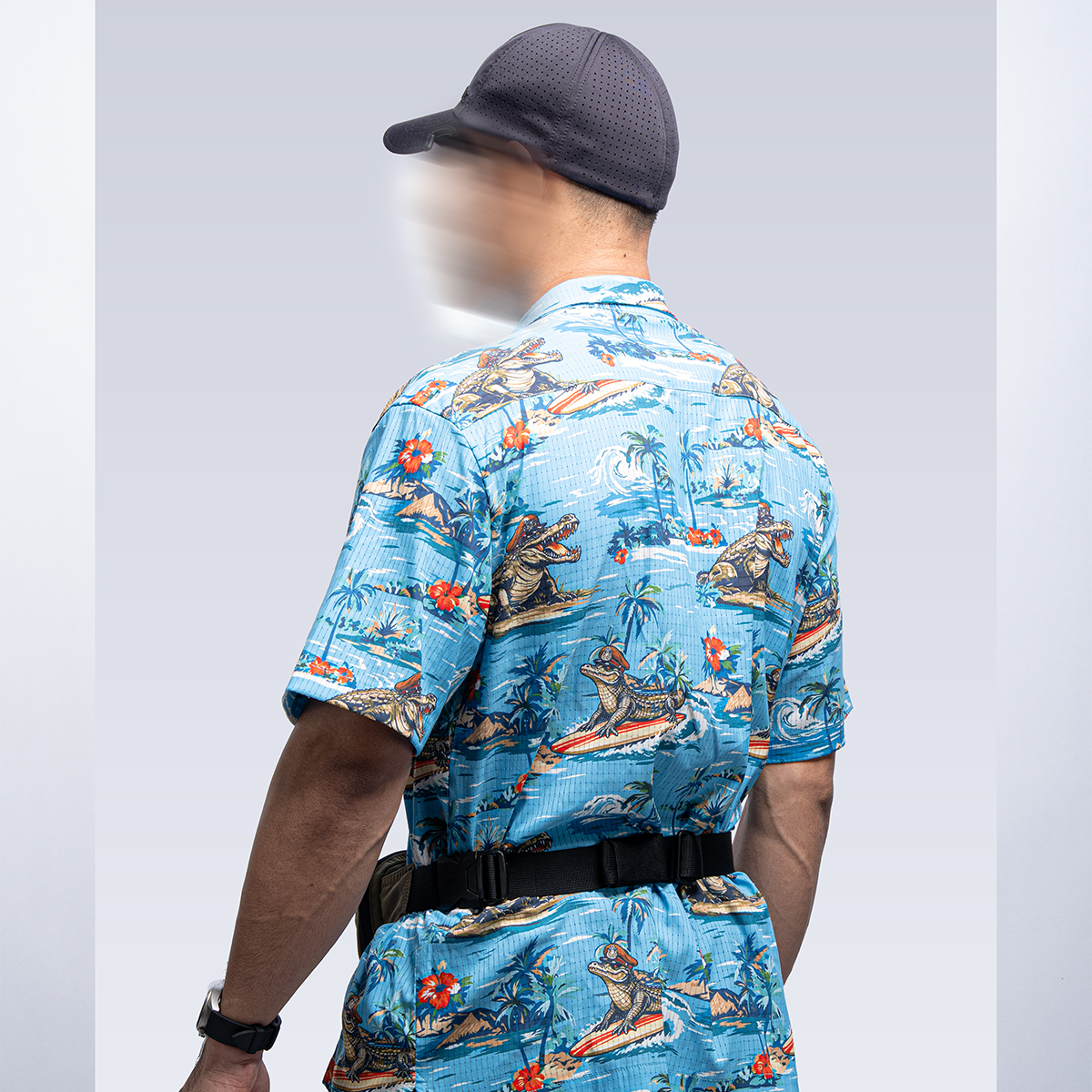 ชายสวมชุดฮาวายันทั้งชุด เสื้อ+กางเกง ลายจระเข้สีฟ้า VALOR Tactical เข็มขัด Tactical สีดำ หมวก Baseball Cap มองจากด้านหลัง