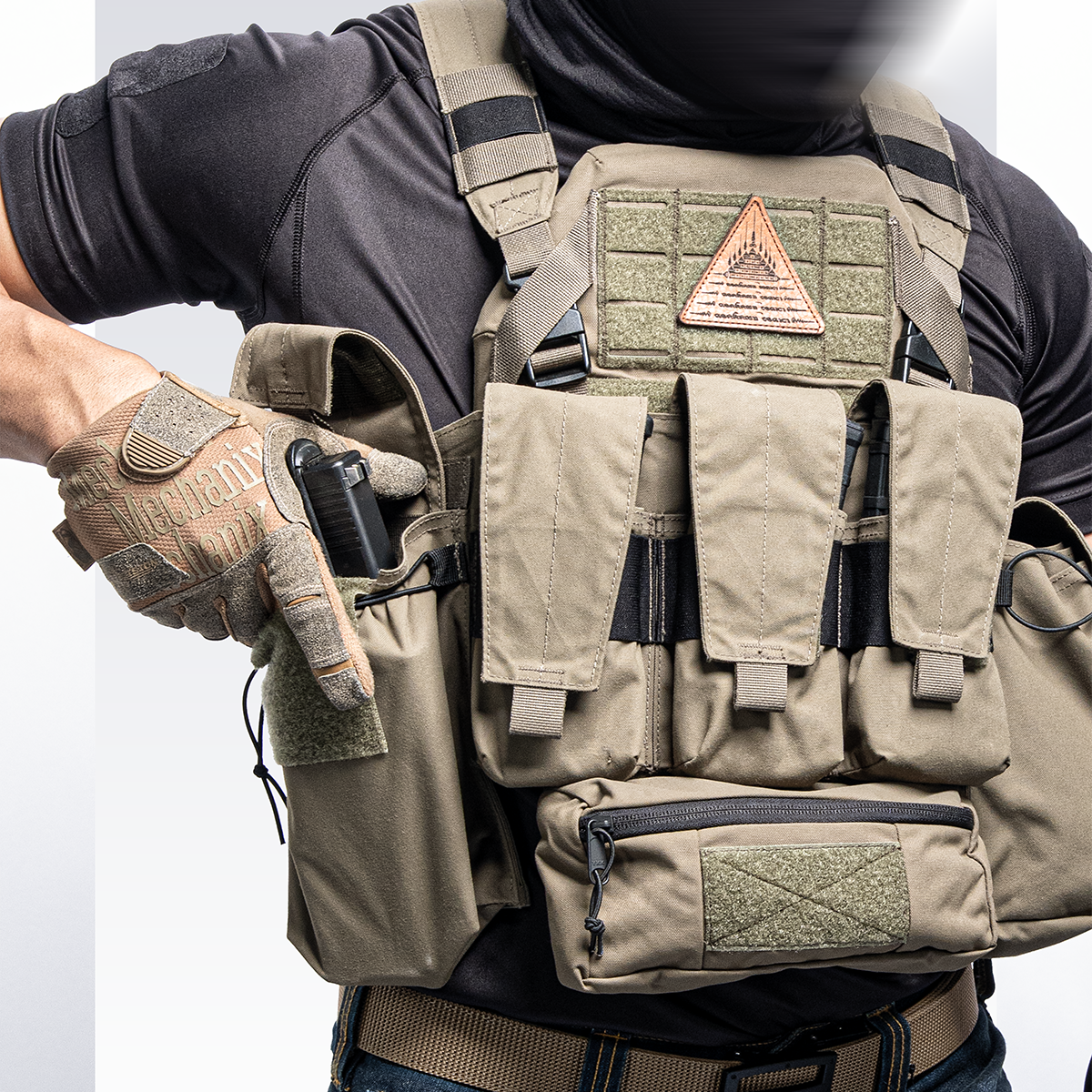 เสื้อเกราะ Plate Carrier สี Tan ซองแม็ก 3 ช่อง แพตช์โลโก้ VALOR Tactical ผู้ใช้งานสวมถุงมือทาคติคอล Tactical Gloves อุปกรณ์เสื้อเกราะคุณภาพสูง
