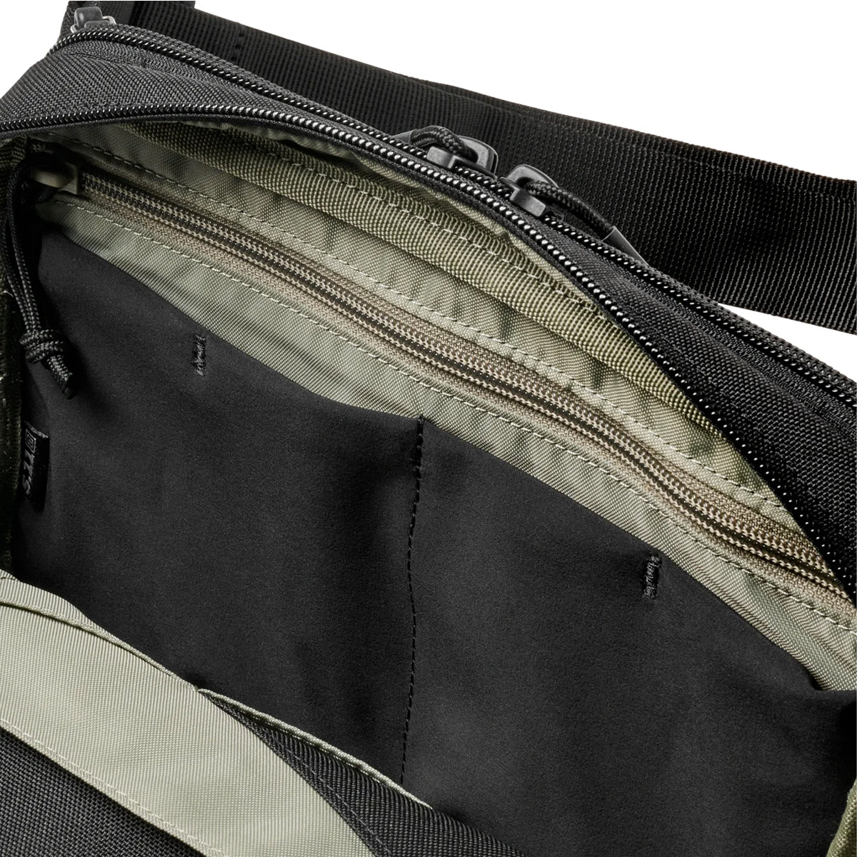 กระเป๋า 5.11 รุ่น Skyweight On the Go Crossbody ทรงเท่มาตรฐานทหาร เห็นช่องกระเป๋าด้านใน 