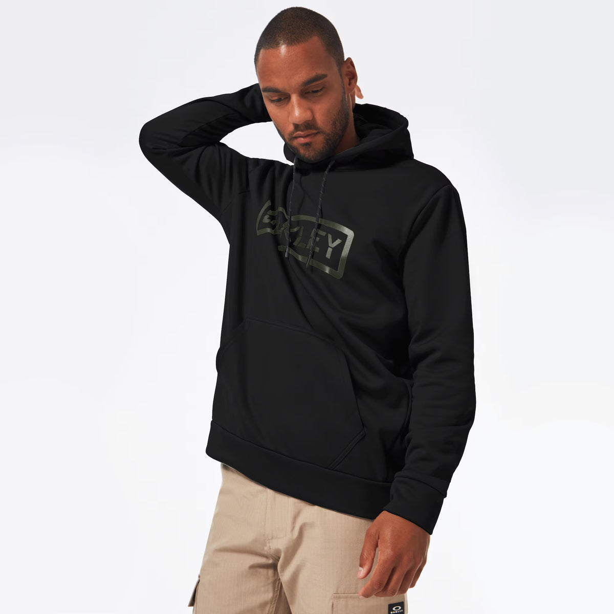 เสื้อ OAKLEY SI เสื้อทรงดูดี นายแบบใส่ใช้งาน มุมมองภาพด้านหน้า  SI Tab Hoodie Shadow