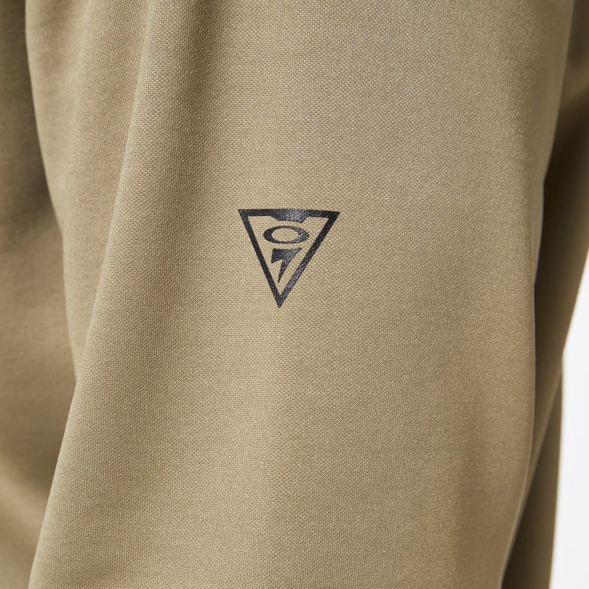 เสื้อ แขนยาวมีฮูด รุ่น OAKLEY SI - SI Tab Hoodie Shadow เห็นโลโก้ OAKLEY SI บริเวณแขนเสื้อ