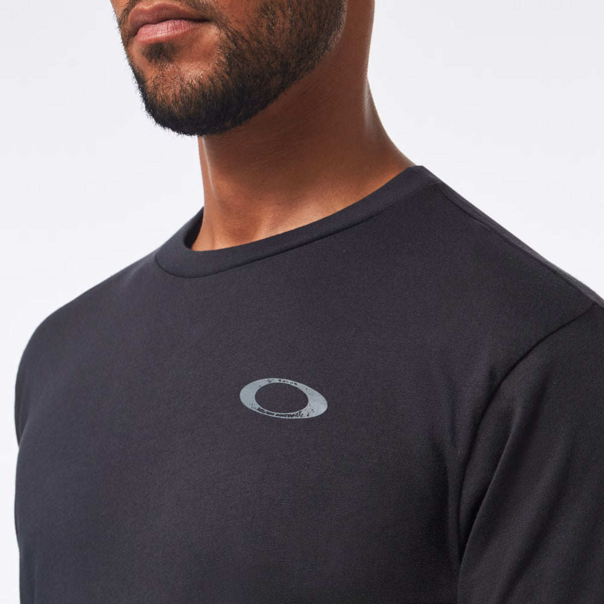 เสื้อยืดคอคลมสีดำ มุมมองภาพด้านหน้า เห็นโลโก้ OAKLEY SI รุ่น SI Oakley Brave Tee