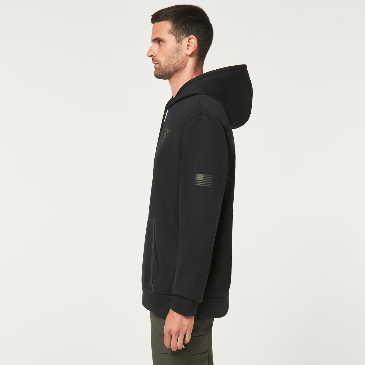 นายแบบใส่เสื้อ OAKLEY SI รุ่น SI Tab Hoodie Shadow สีดำแขนยาวทันเห็นมุมมองด้านข้าง