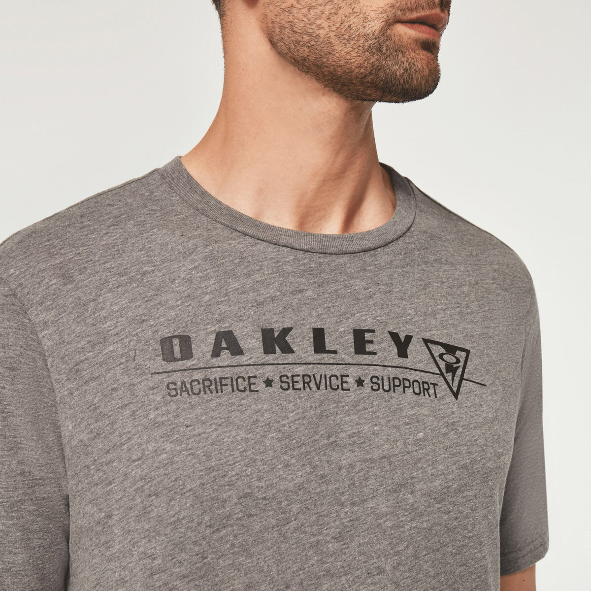 เสื้อคอกลม สีเทา มุมมองด้านหน้ามีโลโก้  OAKLEY SI รุ่น SI Pillars Tee Athletic Heather Grey สีเทา