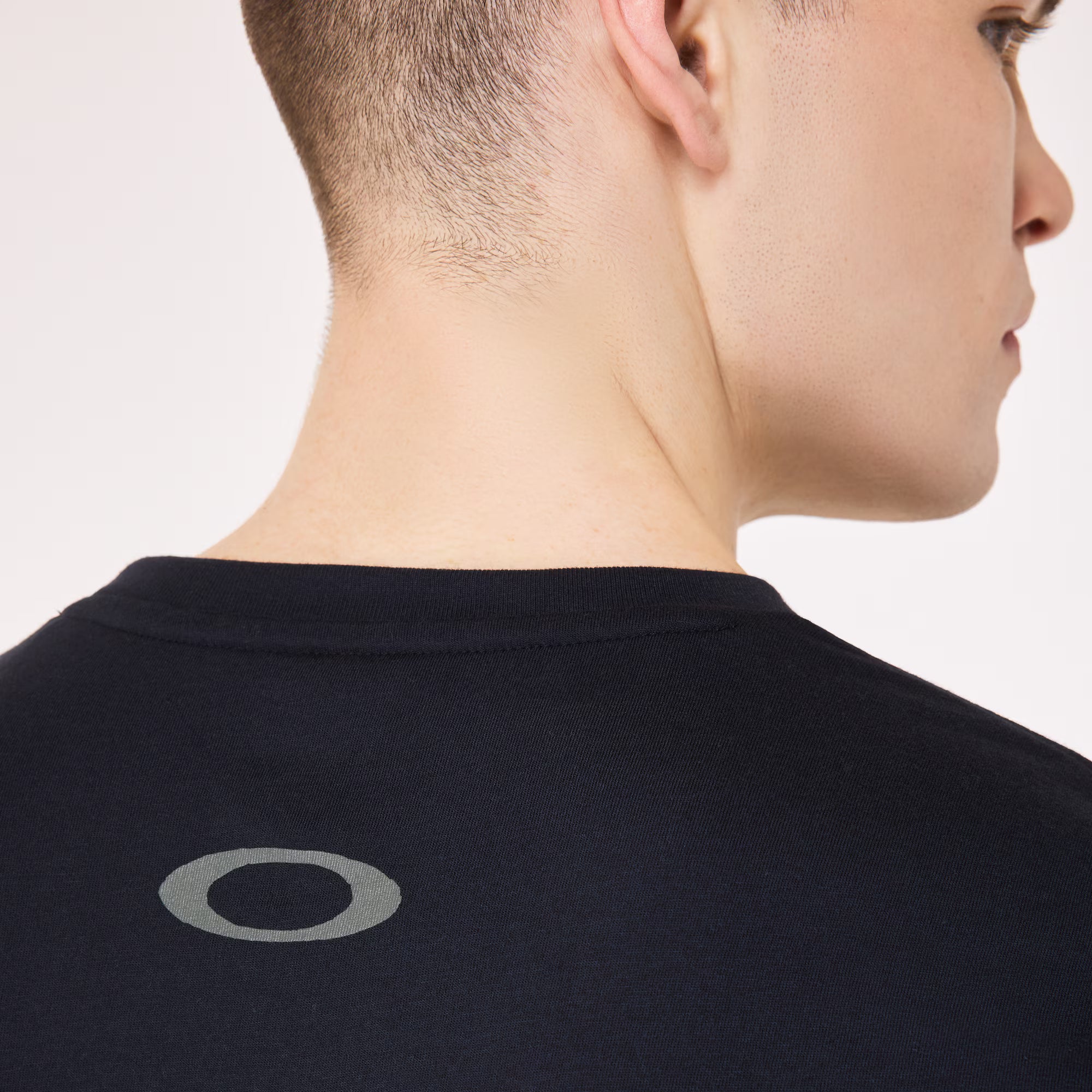 Oakley SI Shadow Flag เสื้อ เห็นคอเสื้อด้านหลังนายแบบ