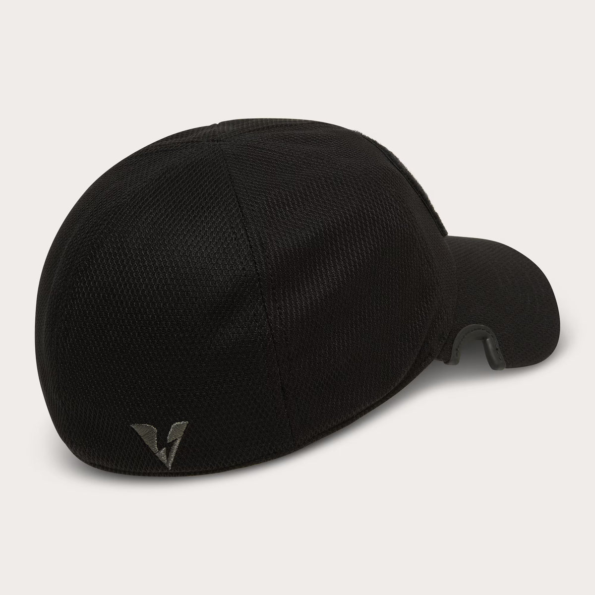 หมวก OAKLEY SI ใช้งานกับแว่นตายุทธวิธี  SI Notch Hat Black สีดำ มุมมองภาพด้านหลัง