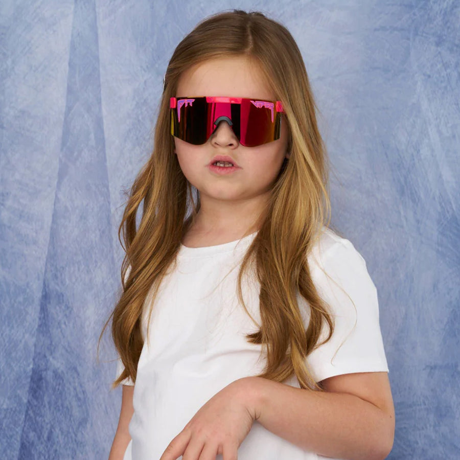 เด็กหญิงสวมแว่นตา Sport Sunglasses สีชมพูแดงเส็น Outdoor สำหรับเด็กๆ เสื้อขาวแบบ อุปกรณ์ Outdoor สำหรับเด็กคุณภาพ VALOR Tactical Thailand