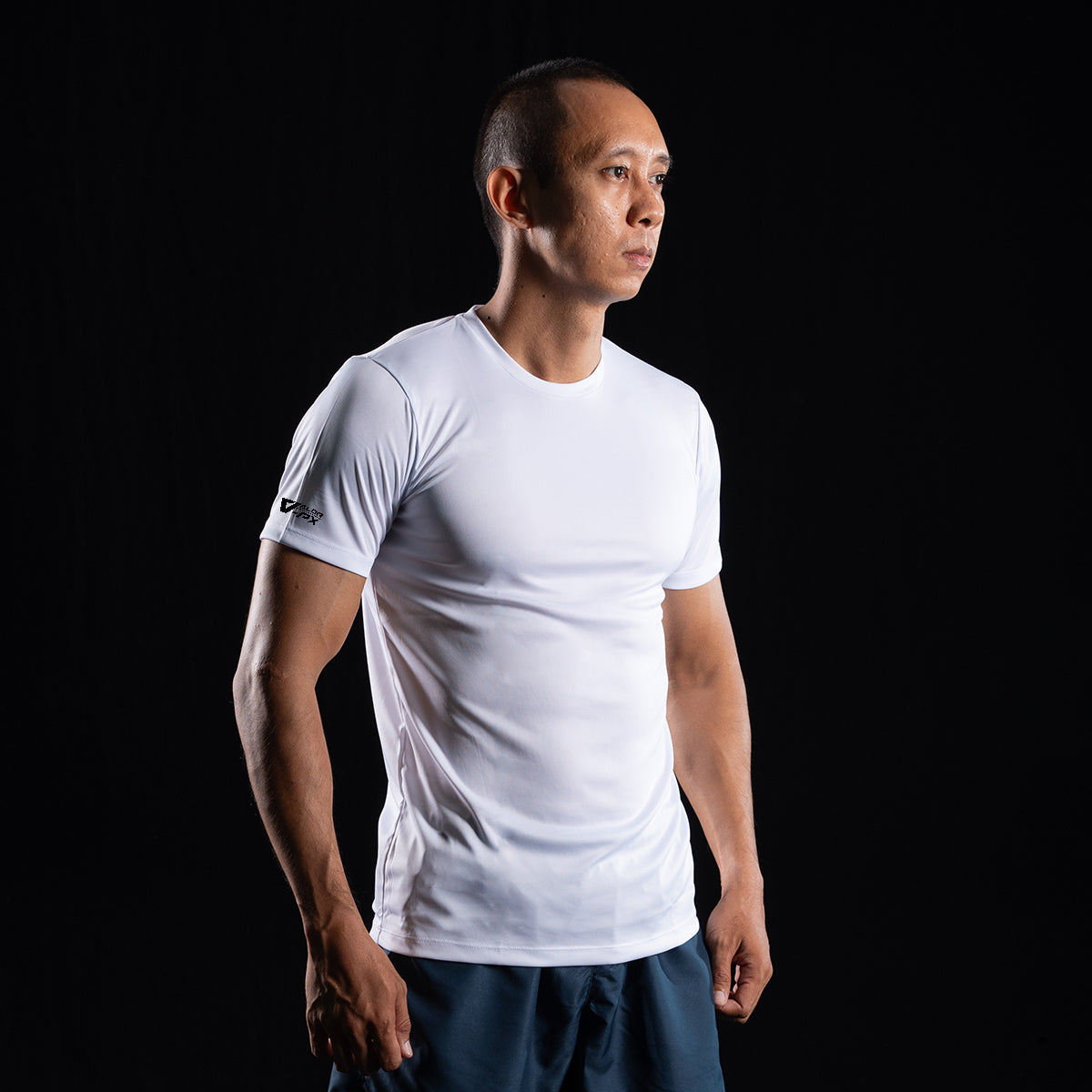 ด้านข้างเสื้อยืด VALOR PX - QRF TEE III สีขาว โลโก้แบรนด์ VALOR ขนาดเล็กบริเวณแขน