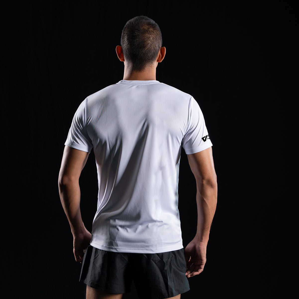 นายแบบหุ่นสปอร์ตสวมเสื้อยืด VALOR PX - QRF TEE III สีขาว คู่กับกางเกงขาสั้น ให้ลุค Tactical เท่ๆ ดุดัน