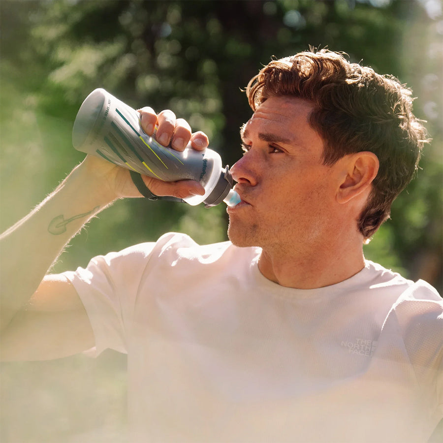 Hydrapak ขวดน้ำแบบนิ่มแบบพกพามาตรฐาน ทหาร คนกำลังยกดื่ม